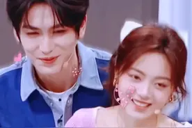 超自然的身体接触！一把把她搂入怀中，小情侣是来公费谈恋爱的吗