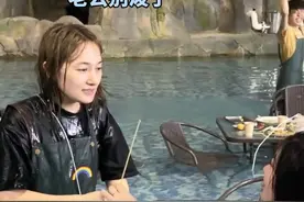 美女：这泳池里的水是卸妆水啊视频封面