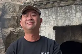 一万平米大院改造中，天冷之前得把所有的基建全部干完，中午给师傅们做一锅大盘鸡，土豆粉你吃过两掺，大盘鸡你吃过两掺吗#星火大院 #窑洞改造 #大盘鸡视频封面