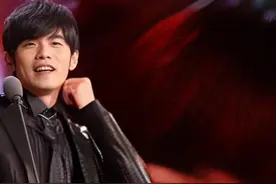 08年#周杰伦 与#侯佩岑 分手后首次同台，两人藏不住的开心与爱意视频封面