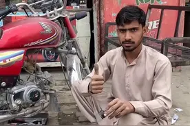 摩托车启动杆不回位，巴基斯坦维修师傅不换配件恢复正常！ #巴基斯坦 #修车 #小技巧 #抖音减速带 #钢蛋说机械