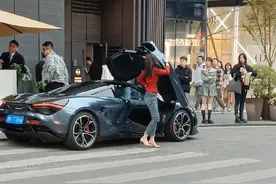蓉城富少开迈凯伦720S带美女来购物，跑车的副驾从来不会让人失望！ #街拍豪车 #迈凯伦720s #豪车美女 #路人视角 #热门推荐视频封面
