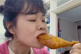 一个253克的大号鸡腿也可以做到鲜嫩多汁还入味，一个就能吃饱