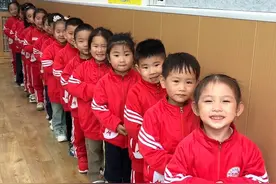 感谢宝贝们精彩演绎的《妈妈的手》，让人听得如痴如醉，感人至深，拉着我妈妈的手，是教我做人的手，你托起了我的人生路，也教会我面对之后#幼儿园#对口型飙演技 #支持抖音传播正能量 #歌词句句入心 #百善孝为先视频封面