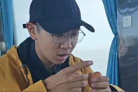 #自闭症家庭干预 在神山冈仁波齐敲鸡蛋，这是弹碎的还是朝头上敲碎的？视频封面