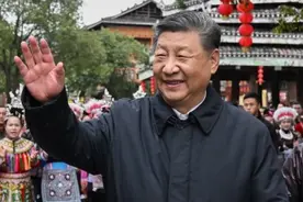 习近平总书记离开侗寨时，侗族群众深情地唱起《侗歌声声唱给党》，表达对总书记的热爱和依依不舍。视频封面