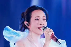 莫文蔚（阴天）爱情究竟是精神鸦片！还是无聊的消遣！ #莫文蔚上海演唱会 #莫文蔚#阴天 #现场版live #上海演唱会视频封面