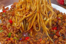 以后想吃茄子打卤面，你就按照我这个做，三碗起步，四碗不够吃#抖音美食推荐官 #夏日美食局#夏日美食局