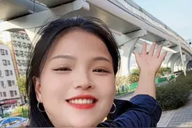 故乡的风  远方的云我背着行囊前行 翻过大山  穿过森林最怀念亲切的乡音[玫瑰][玫瑰][玫瑰]#热门音乐🔥 #情感共鸣 #歌词句句入心 #故乡的原风景