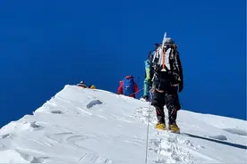 继三次登顶珠穆朗玛峰之后，大胡子汝志刚又登顶世界第二高峰K2 经过36天漫长的艰难攀登与等待，本人汝志刚终于站在了喀喇昆仑山脉世界第二高峰乔戈里峰K2之巅！！现在海拔8611米！#乔戈里峰 @DOU+小助手 @抖音短视频视频封面