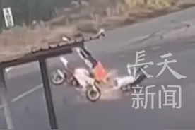 一女骑手在比赛赛道中逆行与正在比赛中骑手相撞 知情者：两人均已送往医院#摩托车 #逆行 #骑手 #赛道视频封面