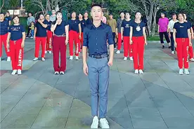 这个也是曾经风靡一时的舞，你们还记得吗😎#百花香 #广场舞 #简单易学 #跟着节奏嗨起来 #广场舞dou起来 @DOU+小助手 @DOU+上热门
