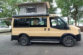 四驱的江铃福顺短轴低顶房车，还带有铝合金轮毂和AT胎#房车厂家