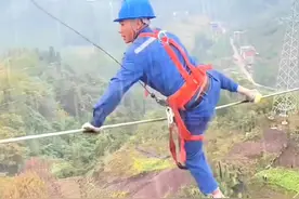 眼前惊魂的一幕，看哭了多少在家的女人，电力工人不易#电力抢修 #电力工人高空作业视频 #视频封面