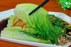 广东白灼生菜为什么好吃？原来做法很简单，颜色翠绿，不发黄变黑