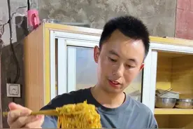 夏天吃凉面最好的搭档就是绿豆芽和黄瓜，一碗冰凉的凉面开胃又解腻，胜过一切美味。#我的乡村生活 #凉面 #农村美食