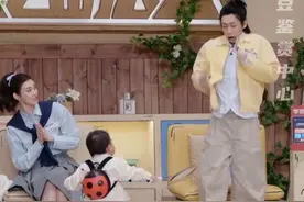 这么聪明可爱的宝宝让姨姨亲亲亲亲～#爸爸当家4 #萌娃  #搞笑  #早教  #魏晨被艾登的扣杀吓出表情包