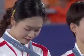 记住这些姑娘们的名字吧，他们是奥运会女子曲棍球亚军，他们创造了本届奥运会中国集体球类的最好成绩，她们用自己的努力和拼搏，带给中国体育迷骄傲和惊喜。 #中国女曲 #巴黎奥运会 #银牌 #中国女子曲棍球队视频封面