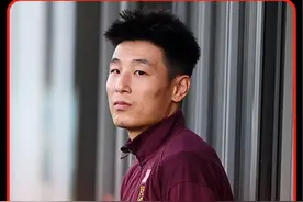 出战印尼成疑问！#武磊 打封闭后回国足报到，现身训练场右膝纱布清晰可见仍未参与球队合练 #国足vs印尼 #国足18强赛 #爱奇艺体育全程直播国足vs印尼视频封面