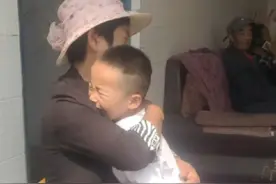 10月18日，云南保山，#癌症母亲离世儿子四处问妈妈呢 ，找不到妈妈无助大哭，一句"妈妈变小了"让人泪目#被儿子呼唤的癌症妈妈还是走了视频封面