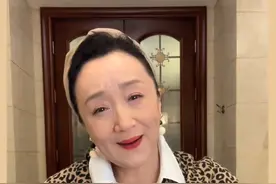 好久好久没有直播了，好久好久没有拍手势舞了。今儿就来一个@周周儿 @花火乐娱 #手势舞