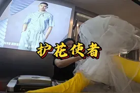 520外卖小哥化身护花使者 一天之内送出了13朵花#520 #外卖小哥视频封面