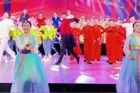 热情奔放，健康爽朗。好看 #舞台无处不在 #这舞蹈感染力无敌了 #热爱生活的人会闪闪发光 #气场全开 #在整个舞蹈界都是相当炸裂的视频封面