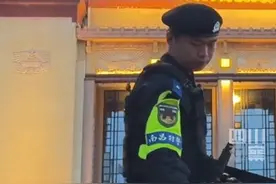 5月2日，江西南昌八一广场。#南昌特警五一执勤兼职代拍，被迫“营业”流水线式服务，游客：现场大概有几百人，丝毫没有不耐烦。视频封面