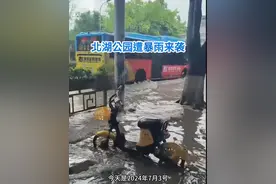 南充 #今日南充 #暴雨来袭 南充北湖公园用防洪沙袋筑成防洪带，防止暴雨再袭！