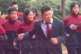 校园运动会开幕式主打一个欢乐，班主任带领学生打跳入场#黄河电视台 #山西 #临汾 #山西dou知道视频封面