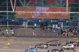 2月19日，广东广州。广州南站卫生间被贴大量黄色广告，广州南站：正派人清理，有必要的话会报警。