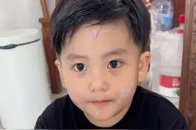 #搞笑#熊孩子系列 #广东dou知道  吉米仔姑妈们还是刷到他光着膀子玩泥沙！为了解决这个问题改成在家挖泥…..视频封面