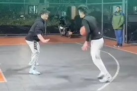 揭秘：soma步为什么会走步？原因是什么？@🐌A嘉宝·蜗牛老师  🏀锋卫摇摆人 #soma步 #反soma步联盟 #走步还是不走步 #这球走步吗 #野球场高光时刻视频封面