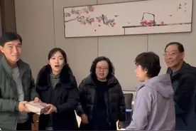 韩国父母来中国都带了什么礼物 韩国爸妈给中国爸妈都带了什么礼物#换种方式记录生活 #千万生活dou来拍  #韩国人 #婚礼 #亲家见面视频封面