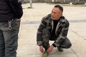 大家帮忙整点文案出来啦 #抽烟有害健康#面子问题#烟民看过来#幽默搞笑视频 @抖音短视频视频封面