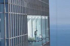 这里不是纽约，这里是青岛云上海天，就在青岛海天中心的81F，不仅有拍照超出片的钻石角，还可以360°俯瞰青岛的山、海、城，运气好还能遇见平流雾！#旅行推荐官 #青岛云上海天 #保持热爱奔赴山海 #青岛旅游攻略 #圣诞节的仪式感