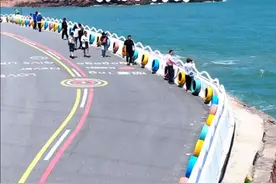 洞头的海已蓝，这个夏天总要来躺小洱海吧，一个免费游玩拍照打卡的好地方#旅游推荐官 #小洱海 #海上花园百岛洞头 #网红打卡地  #带你一起去看海视频封面