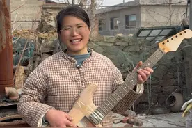 朋友邮寄过来一把吉他，今天放进炭化炉里炭化一下#制作木炭全过程 #乡村生活 #农村生活 #紫砂壶 #乡村守护人 @DOU+小助手