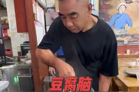 豆腐脑，豆花配方：。                                黄豆.150克，清水1500克，葡萄糖内脂.3克 1.干黄豆150晚上提前泡水，第二天就泡好了。 2.将泡好的黄豆装入豆浆机，加水1500克，设定在果汁挡开机，2分钟就好了。 3打好的用纱布过滤掉豆渣，再用过滤网过两遍。 4.将打好的豆浆，烧开，烧开的时候不要离人，因为会溢锅，出很多泡沫，去掉泡沫，烧开3分钟以上。 5.提前准备好的3克内脂倒在保温桶里面，将烧开的豆浆倒入保温桶冲内脂，盖上盖子10分钟静止，美味豆腐脑就成功了。  注意烧豆浆的时候尽量早点找个厚锅，不容易糊锅。烧到80度的时候，会起泡沫是假开现象，不属于沸腾，  如果商用，加工量大建议使用食用消泡剂。 #高唐老豆腐 #教技术我们是认真的 #早餐技术培训