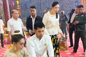 柬埔寨一年最重要的节日之一亡人节已经到来，持续半个月时间！有钱就是任性啊，柬埔寨🇰🇭富婆媞达娜女士和自己心爱的驸马来到寺庙祈福，凡是在场的小孩子都排队领钱，一个人5000柬币（折合8人民币左右），本地人对亡人节是非常重视的，最少要去一个寺庙拜拜，施舍一些钱和米饭！#柬埔寨富婆 #媞达娜 #thydana #亡人节