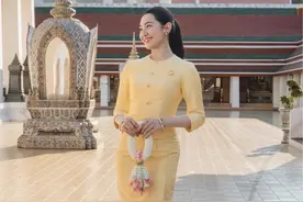 4月28日，#泰星bella 贝拉在曼谷金山寺参加功德仪式活动，刚曝光的男友正大集团百亿家族继承人之一的hiso Schwin也出现在活动上#泰星 #泰国美女 #民族服饰 #精致优雅视频封面