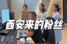 两年前带曦曦笑笑一起录制的《萱草花》，再次听还会忍不住流泪。没想到成为了好多人翻唱的模版，这对从西安特地来太原的母女再次到翻唱，感慨万千。#萱草花翻唱 #录音棚 @太原蔚蓝之声录音棚