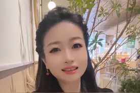 #炙热计划 #命中注定 #词作者刘悠然 #抖音热歌 #歌曲解析 大家好！我是《命中注定》这首歌曲的词作者刘悠然！因为平时非常喜欢仓央嘉措的诗，于是创作了这首歌曲，用音符和文字编织出仓央嘉措的深情与宿命。这位雪域最大的王、世间最美的情郎，在佛与红尘的纠葛中，将对爱情的渴望化作凄美的绝唱。“转动经轮不为修来世，只为途中能与你相遇”，这句源自仓央嘉措的诗句，是整首歌的灵魂——它既承载着对爱情纯粹的执着，也暗含着命运无常的叹息。歌词中“放下天地也放不下你”的呐喊，既是仓央嘉措在矛盾人生中的深情独白，也是无数人对极致爱情的共鸣。希望这首歌能让大家感受到那份跨越时空的眷恋，在旋律与词句中，触摸到一个至情至性的灵魂！@DOU+小助手 @抖音小助手 @抖音音乐