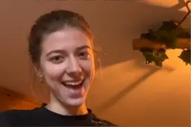 外国女友收到礼物时的情绪价值 #情侣 #情侣日常 #内容过于真实 #情感 #外国女友视频封面