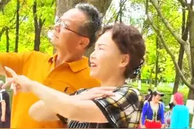 梦雅  25.4.22周二下午 🌺成都塔子山公园麦舞打卡地🌺       成都塔子山美美新疆舞团欢迎你💃    每周1-6塔子山公园北门下午1:40—4:20   每晚牛市口夜场7:30—9:00   站在树上的鸟，从来不怕树枝断裂，因为它依赖的不是树枝，而是自己的翅膀。靠人者自困，靠己者自渡。每一分努力，都不会被辜负。            成都塔子山公园简介： - 基本概况 - 地理位置：位于四川省成都市中心偏东部，双桥子高架桥下的双桂路东段，锦江区迎晖路222号，西临沙河，北邻成渝高速公路及汽车总站。 - 公园面积：410亩，园内浅丘起伏，地势广阔，树木覆盖率高，有大片的森林植被，环境清幽。 - 历史沿革：公园前身是1956年初建的塔子山苗圃，1984年底进行改建公园建设，1987年春节向游人开放，2011年进行开敞式改造工程，年底竣工。 - 主要景点 - 九天楼：坐落于园内浅丘顶部，高达70米，共13层，1997年底竣工。其名取自李白的《登锦城散花楼》“今来一登望，如上九天游”。该楼设计精巧，融楼塔亭台为一体，风格独特，远看似塔，近看似楼，是成都标志性园林景观。  - 鸟语林：占地30亩，由福州龙川游乐有限公司投资兴建，汇集了世界各地八大类十三个科目的近150个品种约5000只鸟，其中国家一、二级保护鸟类有20多种，是休闲游玩与中小学生开展春、秋游的好去处。  - 腊梅林：有素心、荷花、馨口等十余个腊梅品种近两千株丛，是成都市公园中规模成片最集中、面积最大的腊梅林，冬季腊梅盛开时，香气四溢。  - 野炊区：是成都市内唯一一个露天野炊场地，野炊历史始于上世纪70年代。2010年起，野炊区取消炭烧，改为蒸、煮等绿色环保野炊方式，使用环保燃料，成本降低，人均最低4元即可享受野炊乐趣。 - 植物资源：园内普植雪松、银杏、香樟、紫薇、水杉、桃树、桂花、玉兰等林木共80余种4万余株，还有占地约80亩的竹海，翠竹万竿，郁郁葱葱，共有近百个品种六万余株。 - 文化活动：公园是一年一度成都灯会的主会场，每到灯会期间，园内张灯结彩，各种造型精美的花灯点亮夜空，吸引大量市民和游客前来观赏，热闹非凡。 视频封面