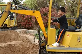 今天玩了心心念念的挖掘机#儿童挖掘机玩法 #挖掘技术哪家强视频封面