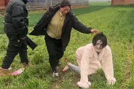 今天出去找俺朋友玩，快到家和别人会车结果下雨太滑了不小心车子摔到沟里了、钥匙也弄丢了车子也坏了、自己弄半天推不上来给我爸妈打电话，结果他们一来就打我，一点都不关心我鞋还给我丢了让我自己在路上#我的乡村生活 #农村生活 #笑着面对生活 #下雨天 #真实事件视频封面