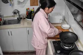 爱的最高境界是心疼，真心对你好的人，都在细节里.…..#婚后生活#夫妻日常#监控下的一幕#爱是细节