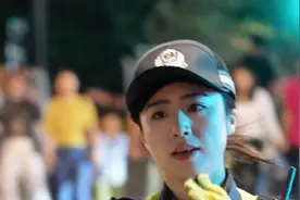 祝大家端午安康鸭#警察 #陆家嘴女警 #街拍 #笑容最治愈的女孩 #平安守护视频封面