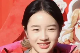 吴尊女儿听到弟弟说过年要穿红色笑了 45岁#吴尊 带着14岁女儿 #neinei 和11岁儿子 max 出席活动。 neinei听到弟弟说过年一定要穿红色衣服时笑了，好可爱喔！#过年穿什么 #星二代 #偶遇明星视频封面